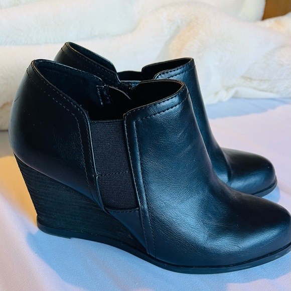 Dr. Scholl's Black Wedge Ankle Booties 7 - Picture 5 of 11